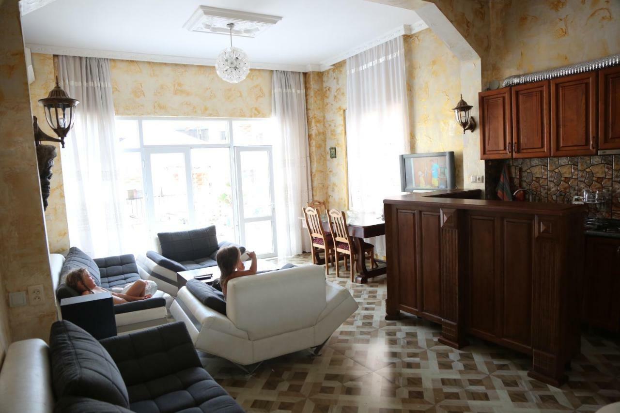 Duru'S Apartment With 3 Bedrooms Batumi Bagian luar foto