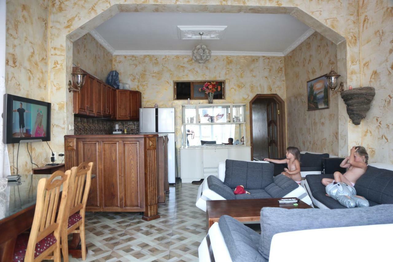 Duru'S Apartment With 3 Bedrooms Batumi Bagian luar foto
